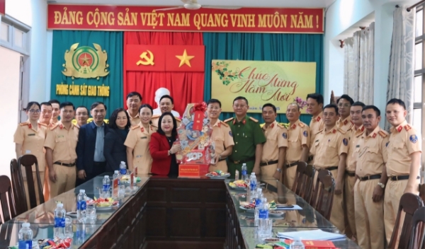 Hình ảnh cho bài viết Phó Bí thư thường trực Cao Thị Hòa An thăm, động viên lực lượng vũ trang trực tết